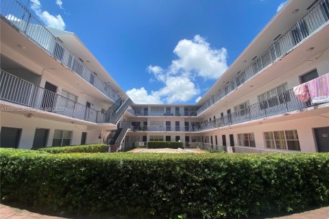 Condo in North Miami, Florida, 1 bedroom № 2065220 - photo 7