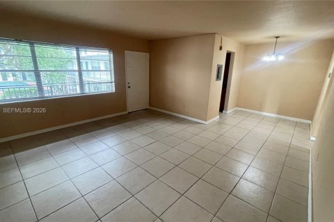 Condo in North Miami, Florida, 1 bedroom № 2065220 - photo 11