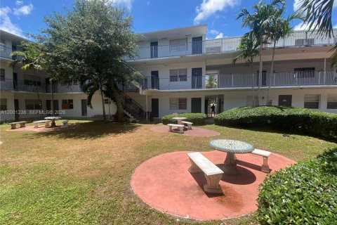 Condo in North Miami, Florida, 1 bedroom № 2065220 - photo 5