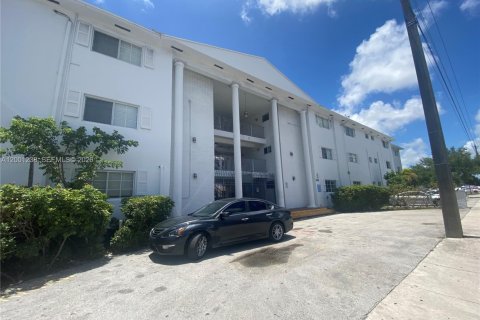 Condo in North Miami, Florida, 1 bedroom № 2065220 - photo 2