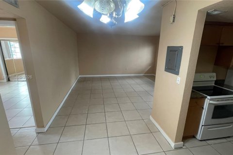 Condo in North Miami, Florida, 1 bedroom № 2065220 - photo 14