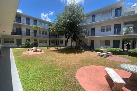 Condo in North Miami, Florida, 1 bedroom № 2065220 - photo 4