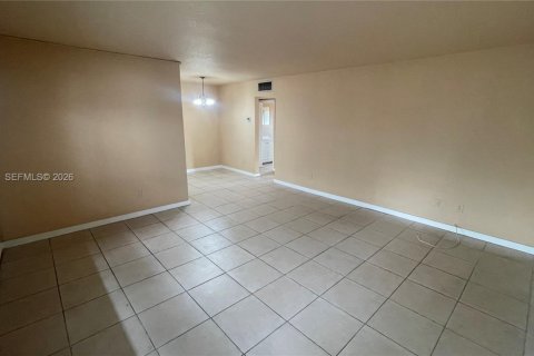 Condo in North Miami, Florida, 1 bedroom № 2065220 - photo 10