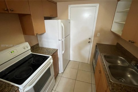 Condo in North Miami, Florida, 1 bedroom № 2065220 - photo 12