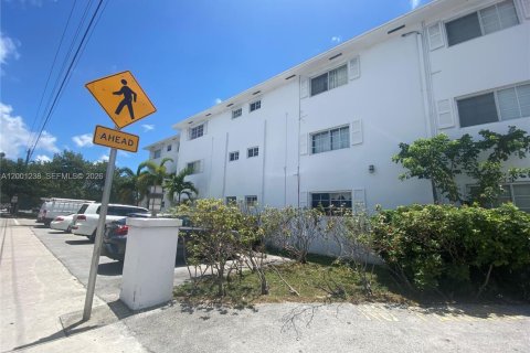 Condo in North Miami, Florida, 1 bedroom № 2065220 - photo 3