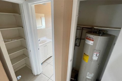 Condo in North Miami, Florida, 1 bedroom № 2065220 - photo 17