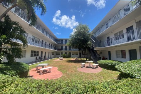 Condo in North Miami, Florida, 1 bedroom № 2065220 - photo 6