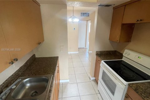 Condo in North Miami, Florida, 1 bedroom № 2065220 - photo 13