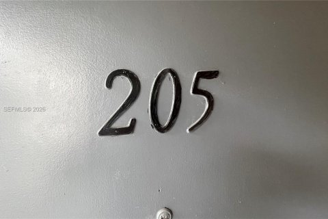 Condo in North Miami, Florida, 1 bedroom № 2065220 - photo 8