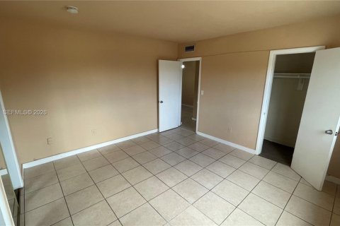 Condo in North Miami, Florida, 1 bedroom № 2065220 - photo 16