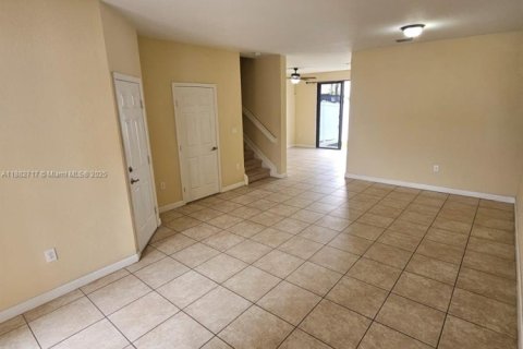 Townhouse in Hialeah, Florida 3 bedrooms, 147.9 sq.m. № 2061297 - photo 3