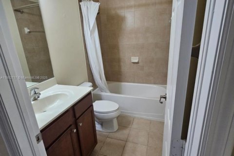 Townhouse in Hialeah, Florida 3 bedrooms, 147.9 sq.m. № 2061297 - photo 10