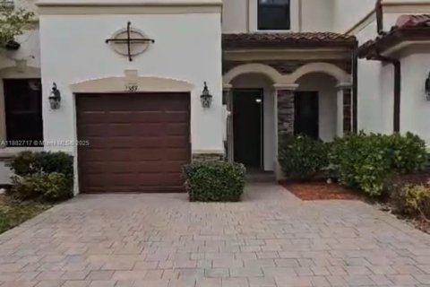 Townhouse in Hialeah, Florida 3 bedrooms, 147.9 sq.m. № 2061297