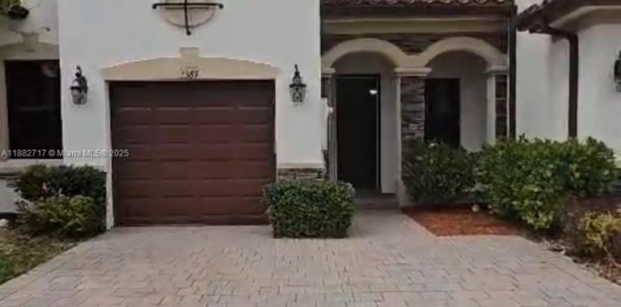 Townhouse in Hialeah, Florida 3 bedrooms, 147.9 sq.m. № 2061297