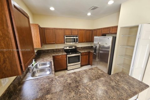 Townhouse in Hialeah, Florida 3 bedrooms, 147.9 sq.m. № 2061297 - photo 4