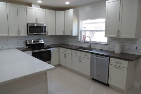 Propiedad comercial en venta en Fort Lauderdale, Florida, 258.27 m2 № 1941653 - foto 12