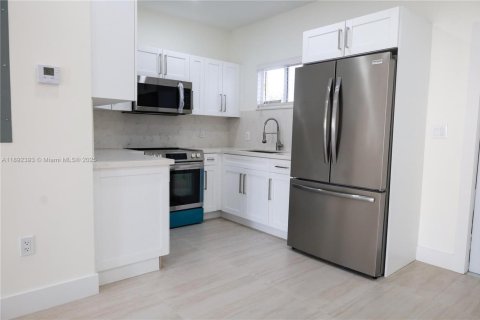 House in Miami, Florida 3 bedrooms, 173.36 sq.m. № 1944253 - photo 5