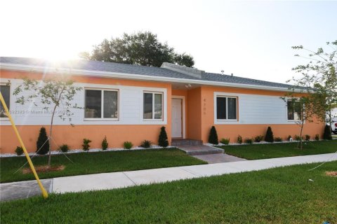 House in Miami, Florida 3 bedrooms, 173.36 sq.m. № 1944253 - photo 1