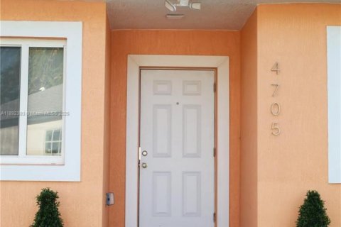 House in Miami, Florida 3 bedrooms, 173.36 sq.m. № 1944253 - photo 3