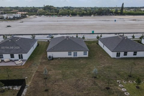 House in Miami, Florida 4 bedrooms № 2040661 - photo 2