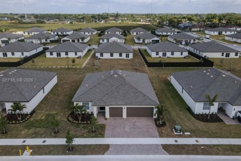 House in Miami, Florida 4 bedrooms № 2040661