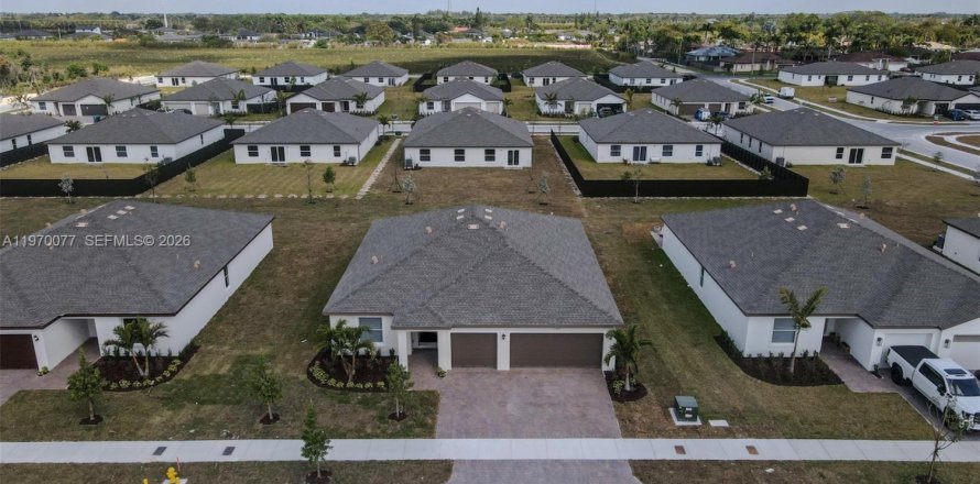 House in Miami, Florida 4 bedrooms № 2040661