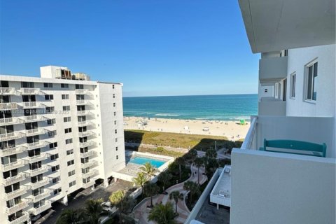 Condo in Miami Beach, Florida, 1 bedroom  № 1860621 - photo 1