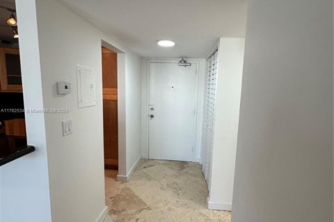 Condo in Miami Beach, Florida, 1 bedroom  № 1860621 - photo 16