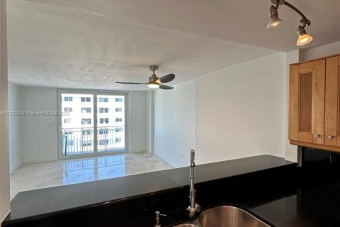 Condo in Miami Beach, Florida, 1 bedroom  № 1860621 - photo 6