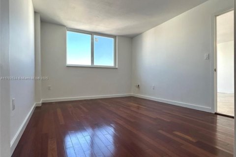 Condo in Miami Beach, Florida, 1 bedroom  № 1860621 - photo 9