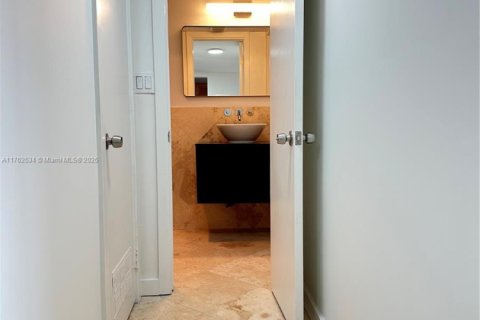Condo in Miami Beach, Florida, 1 bedroom  № 1860621 - photo 3