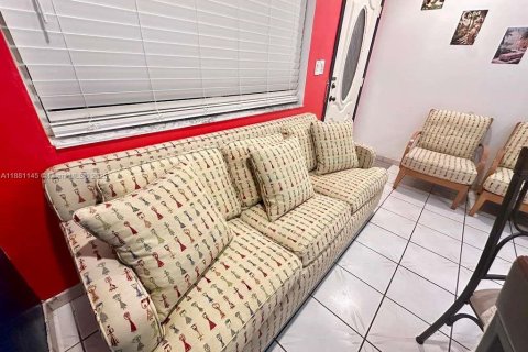 Apartamento en alquiler en Miami, Florida, 2 dormitorios, 74.32 m2 № 2060081 - foto 3