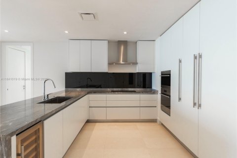 Condo in Miami, Florida, 2 bedrooms  № 1939481 - photo 5