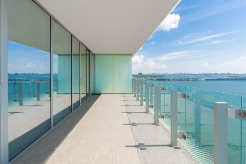 Condo in Miami, Florida, 2 bedrooms  № 1939481 - photo 9