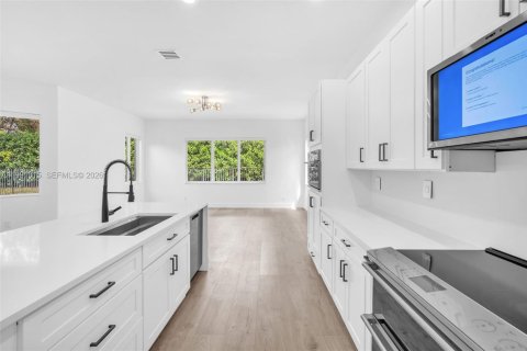 Casa en alquiler en Weston, Florida, 4 dormitorios, 229.84 m2 № 2058109 - foto 15