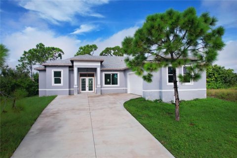 House in Port Charlotte, Florida 3 bedrooms, 156.63 sq.m. № 2099632