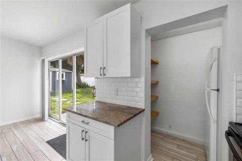 House in Tampa, Florida 3 bedrooms, 98.66 sq.m. № 2223318 - photo 13