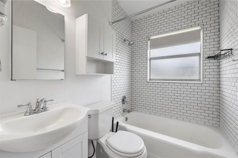 House in Tampa, Florida 3 bedrooms, 98.66 sq.m. № 2223318 - photo 18