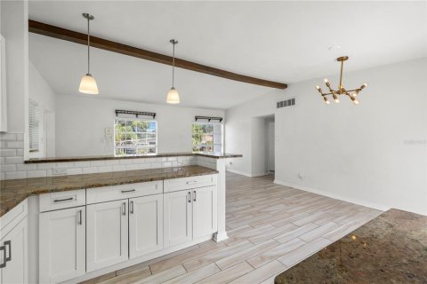 House in Tampa, Florida 3 bedrooms, 98.66 sq.m. № 2223318 - photo 14