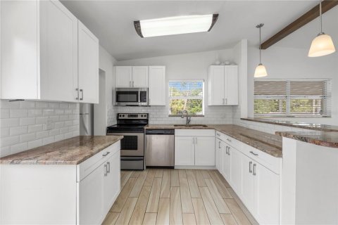 House in Tampa, Florida 3 bedrooms, 98.66 sq.m. № 2223318 - photo 10