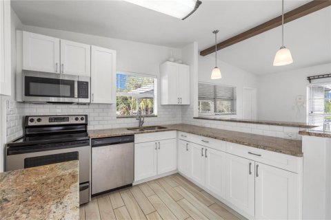 House in Tampa, Florida 3 bedrooms, 98.66 sq.m. № 2223318 - photo 12