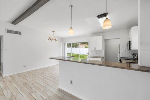 House in Tampa, Florida 3 bedrooms, 98.66 sq.m. № 2223318 - photo 5