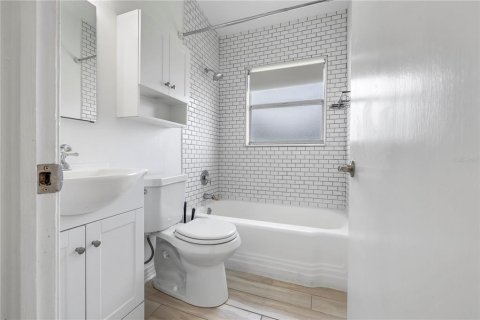 House in Tampa, Florida 3 bedrooms, 98.66 sq.m. № 2223318 - photo 17