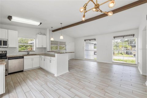 House in Tampa, Florida 3 bedrooms, 98.66 sq.m. № 2223318 - photo 9