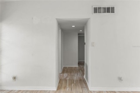 House in Tampa, Florida 3 bedrooms, 98.66 sq.m. № 2223318 - photo 15