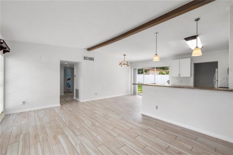 House in Tampa, Florida 3 bedrooms, 98.66 sq.m. № 2223318 - photo 4
