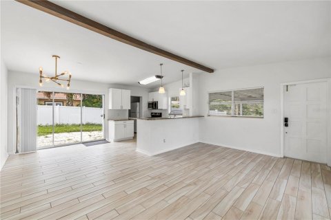 House in Tampa, Florida 3 bedrooms, 98.66 sq.m. № 2223318 - photo 6