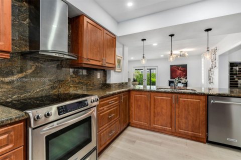 Villa ou maison à vendre à Miami, Floride: 4 chambres, 214.42 m2 № 1944187 - photo 11