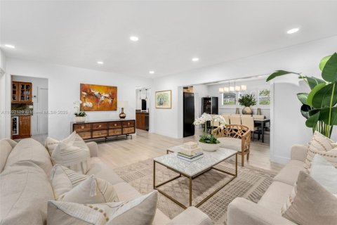 Villa ou maison à vendre à Miami, Floride: 4 chambres, 214.42 m2 № 1944187 - photo 5
