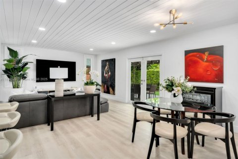 Villa ou maison à vendre à Miami, Floride: 4 chambres, 214.42 m2 № 1944187 - photo 14